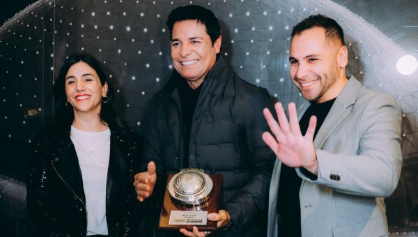 Chayanne recibe La Cúpula Movistar Arena, el máximo reconocimiento del recinto
