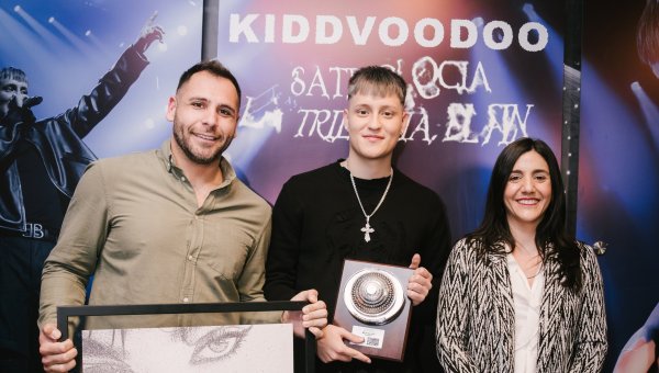 Kidd Voodoo marca hito en Movistar Arena y recibe La Cúpula